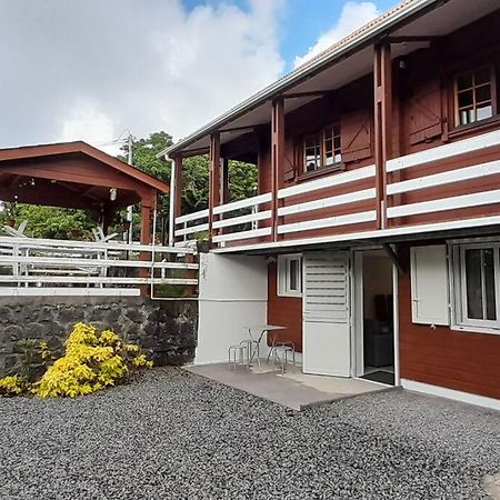 Chalet Des Laves Sainte-Rose Exterior photo